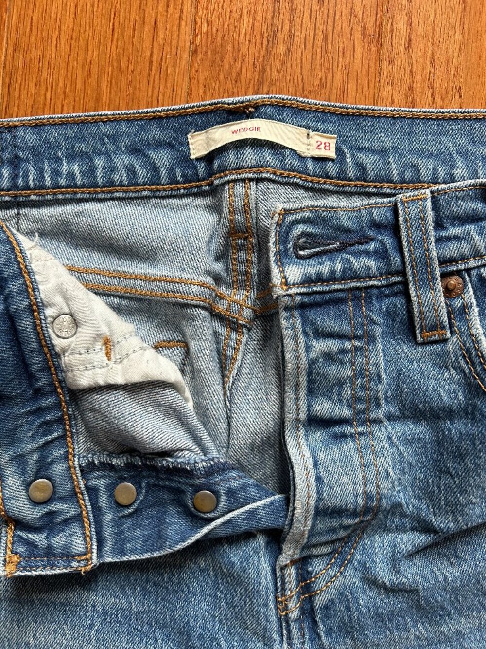 Levis Wedgie - Size 28